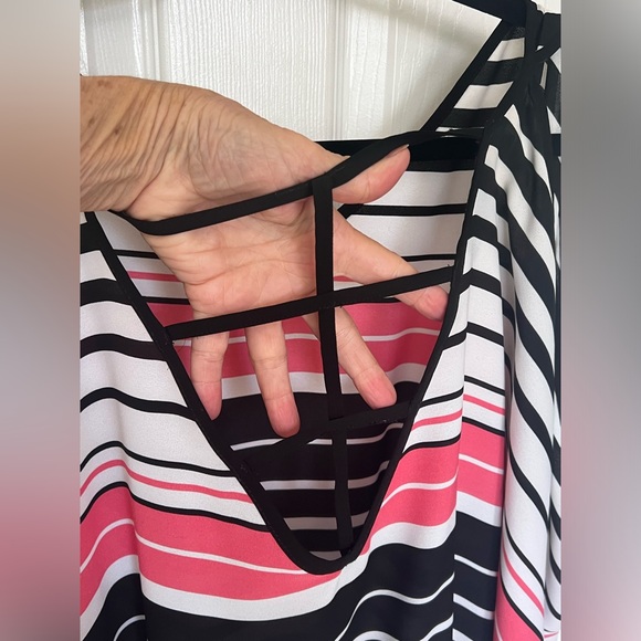 By & By Blouse Sz M Striped V-Neck ¾ Sleeve Cold Shoulder Lightweight - Picture 4 of 9